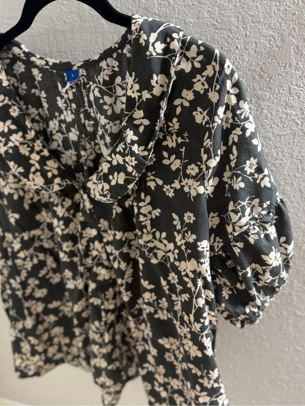 Old Navy earthy green and Cream Floral Peter Pan Collar Blouse